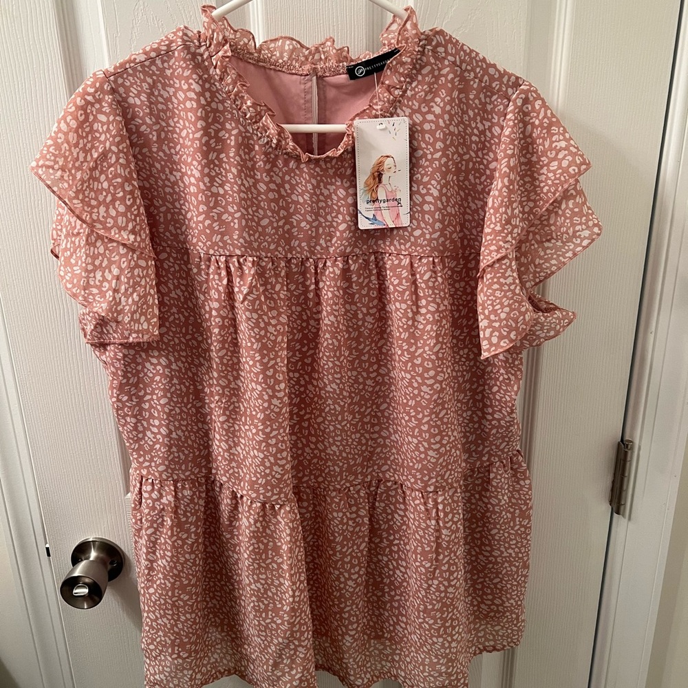 New with tags!! Pink floral blouse